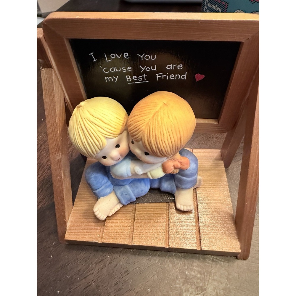 Enesco Country Cousins Katy N Scooter seated In Front Slate Board E – 3535 box